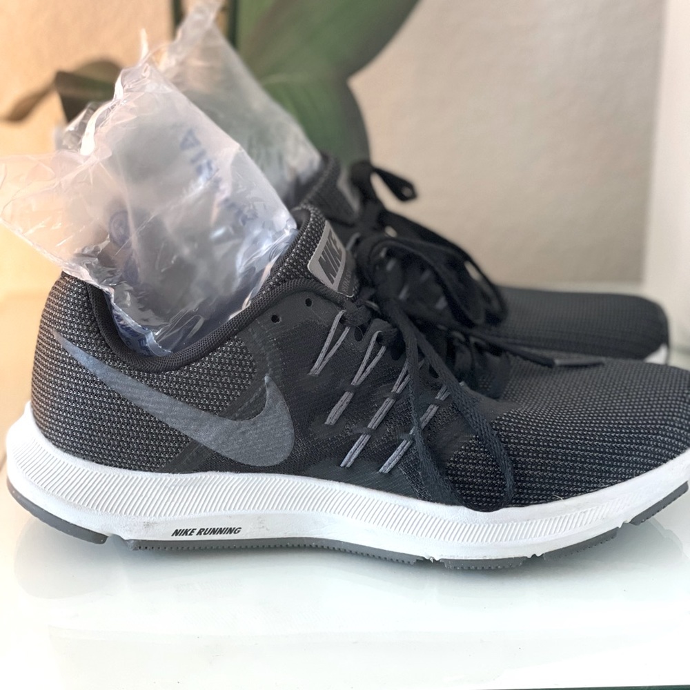 Nike Run Swift 909006-010 Black Running Shoe Size 7.5